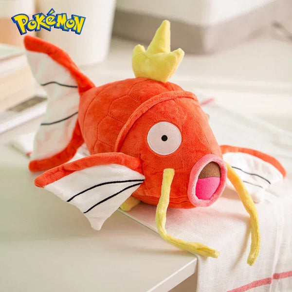 Peluche Magicarpe Pokémon 29 cm orange posée sur une table
