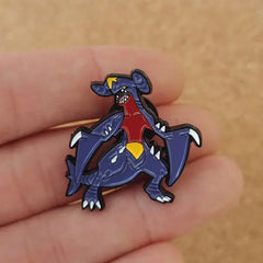 Broche de Pokémon Garchomp para mochilas, alfiler de esmalte, broche de metal para mujer, insignias, broches, accesorios de joyería. - vignette 4