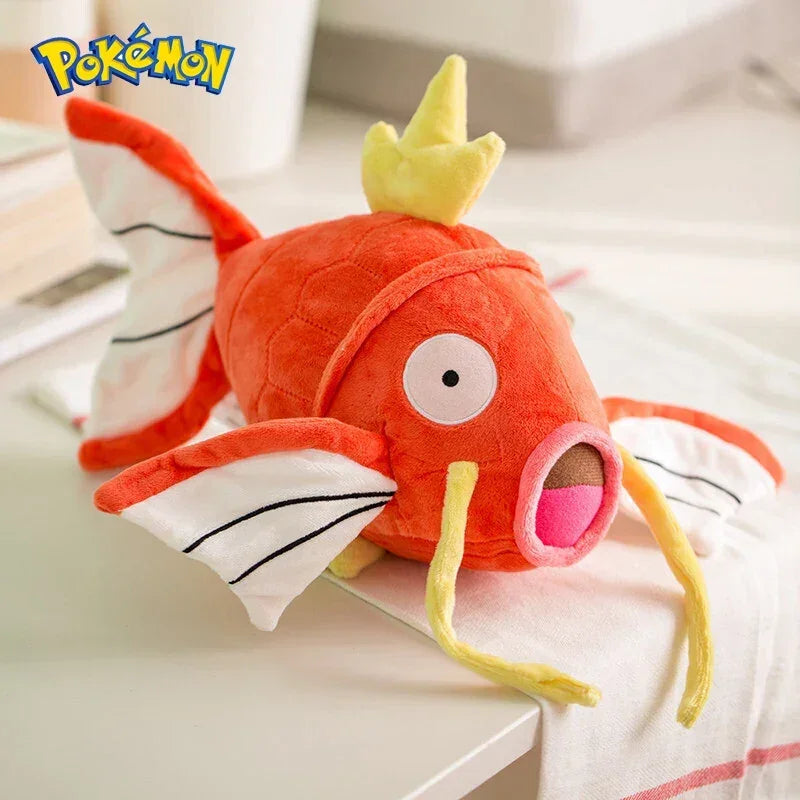 Peluche Magicarpe Pokémon 29 cm orange posée sur une table